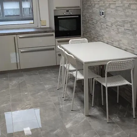 Geraeumige 4 Mit Balkon Lägenhet