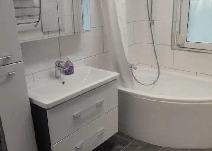 Geraeumige 4 Mit Balkon Apartment *